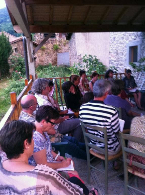 Public installé sur la terrasse